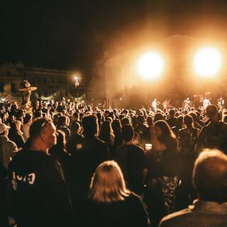 Fantastická sobota za námi! ☀️
Telč + Rebel Fest = dvě skvělý show a neskutečná energie. Díky! ❤️

Teď krátká pauza a 3.–4. 7. se vidíme na samostatných koncertech v Trhových Svinech a Chotěmicích!
Poletíme? 

📸 @david_podrabsky